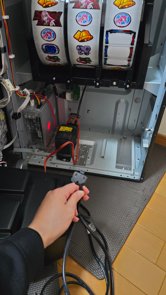 パチスロの実機（100V）を普通に家庭用コンセントに挿すとどうなります