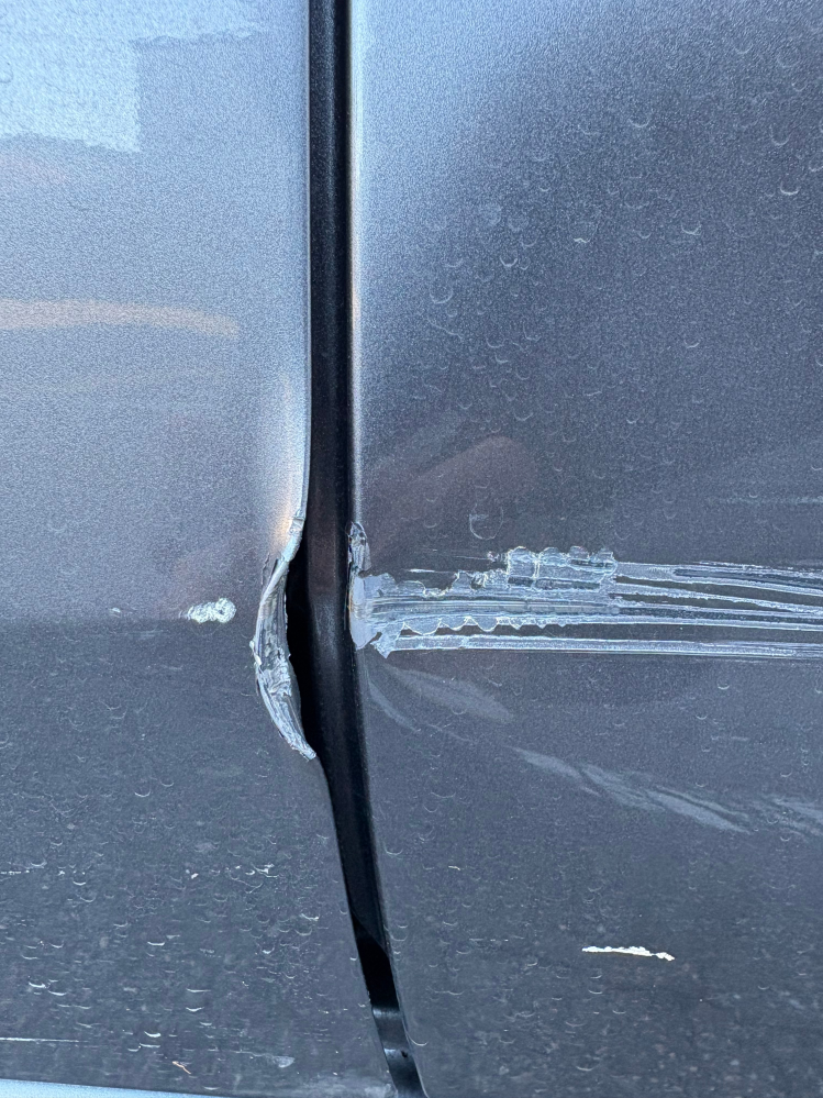 車の左側ドアの隙間？に、傷がついてしまったのですが、これって自分で