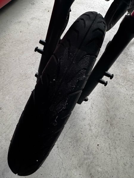 至急原付バイクのタイヤについて補修作業をしていた後にガムテープを 