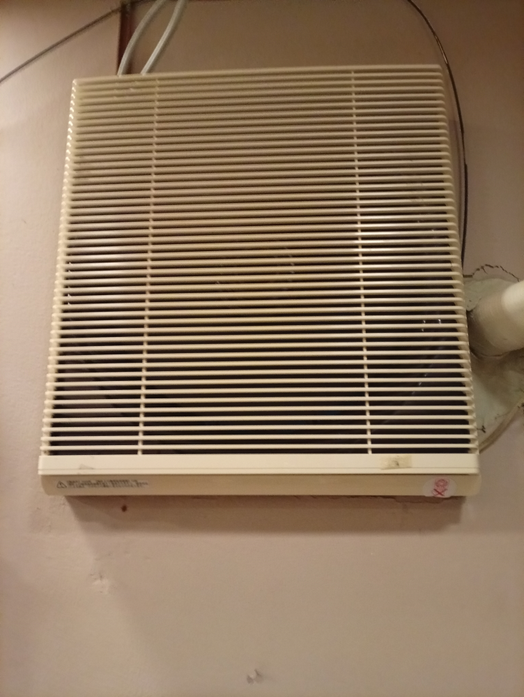 すみません。この換気扇のカバー（ルーバー）が外れません。メーカーに 