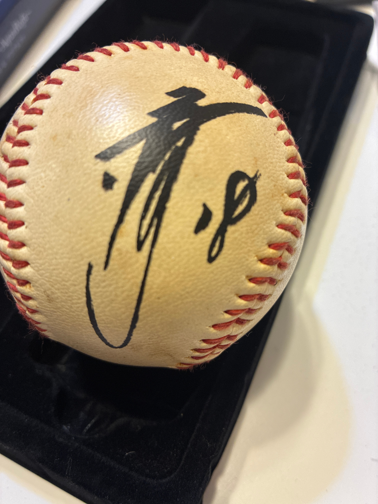 これは誰のサインボールでしょうか？ジャイアンツボールです。 - Yahoo