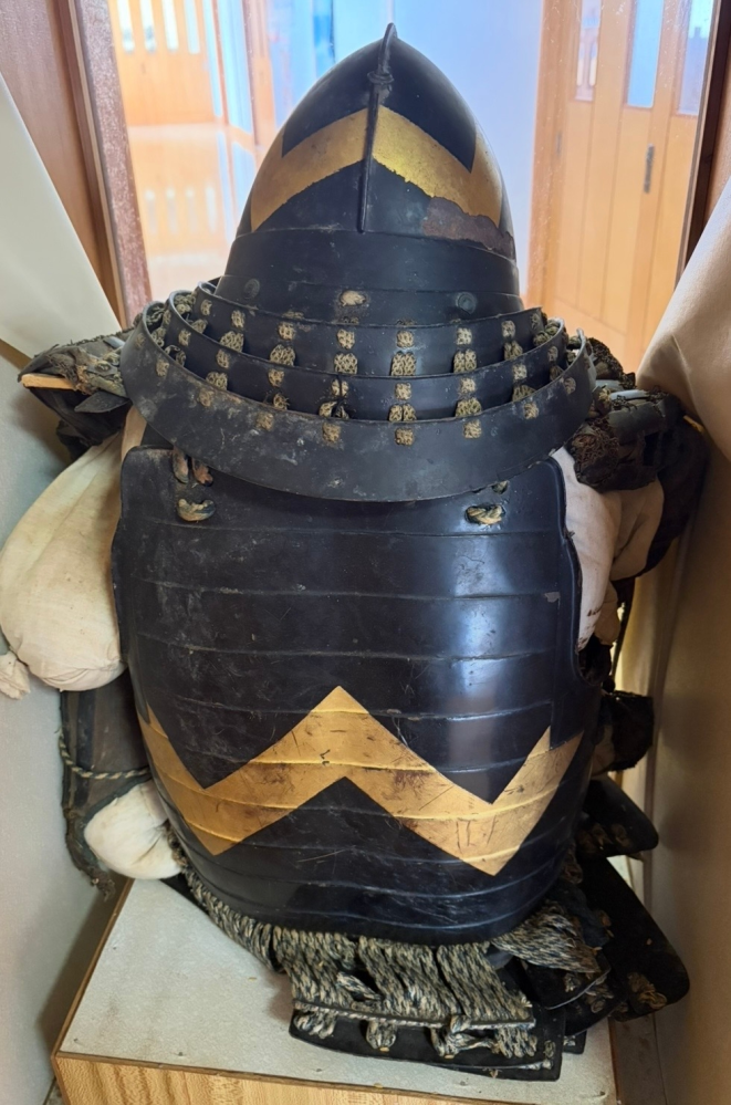 丸に三つ柏紋　貸し具足（江戸時代）/鎧・甲冑・胴 甲冑（当世具足）の時代考証について。母校に保管されている甲冑