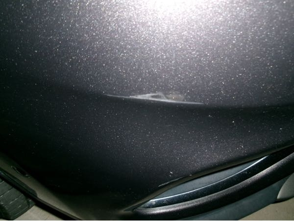 いつの間にか車に写真のような傷が傷が出来ていました。ぶつけた