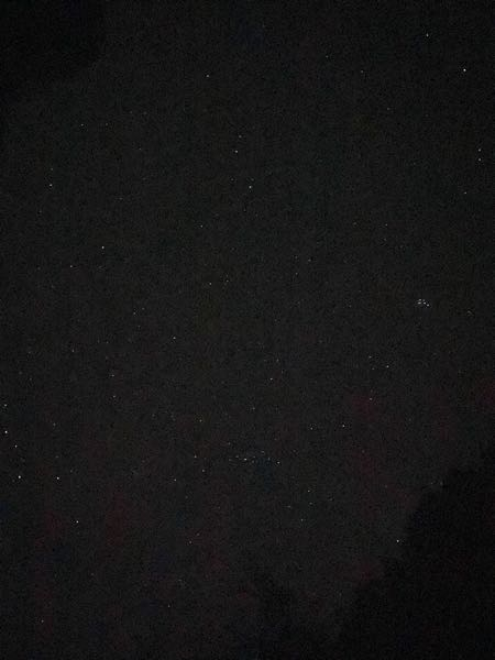 なぜでしょう。 私は星が凄く好きで、最近片道60キロから75キロかけてみさと天文台や猿谷に行きますがこんな感じにしか見えません。 みさと天文台は確か新月やったのに… サイトに載ってる綺麗な星空は見えず。 もう一度昔に見た星空を見たい 天の川を一度でいいから見てみたいです。 どなたかアドバイスお願いしたいです。