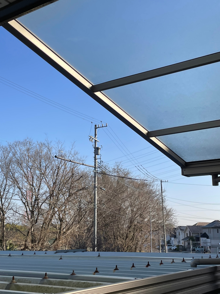 今日名古屋は黄砂情報がやや多いとありますが、空は青く向こう側はかすんでるように見えます、 洗濯は外干ししますか？