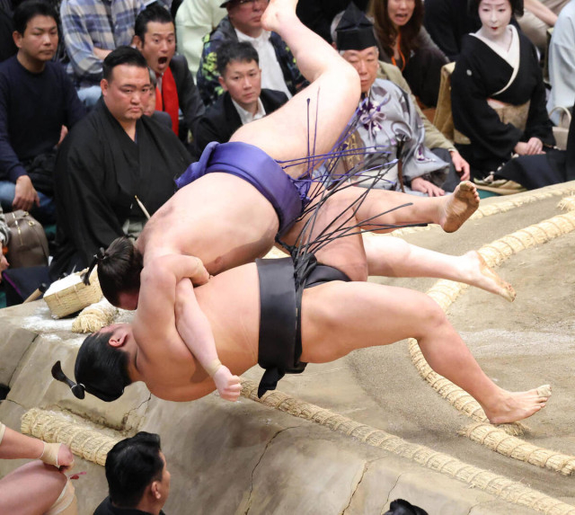 実家の蔵を掃除してたら出てきたのですが、これって有名な書道家の