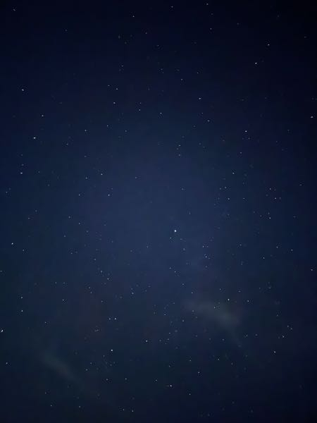 星空について教えてください。 2024年8月上旬、20時8分に撮った星空なのですがどれが何の星か、何座か教えてくださいm(_ _)m (方角は覚えていませんTᴖT)