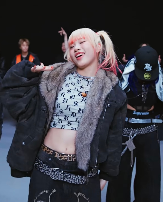 HANAの新曲「NONSTOP」のMVでのMAHINAちゃんの衣装が気 - Yahoo!知恵袋