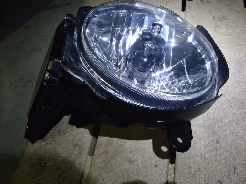 画像のダイハツミラジーノ(L700S)の純正HIDヘッドライトを購入し