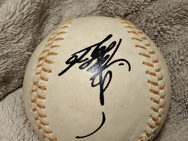 クイズです。これはどなたのサインボールでしょうか。ヒントは