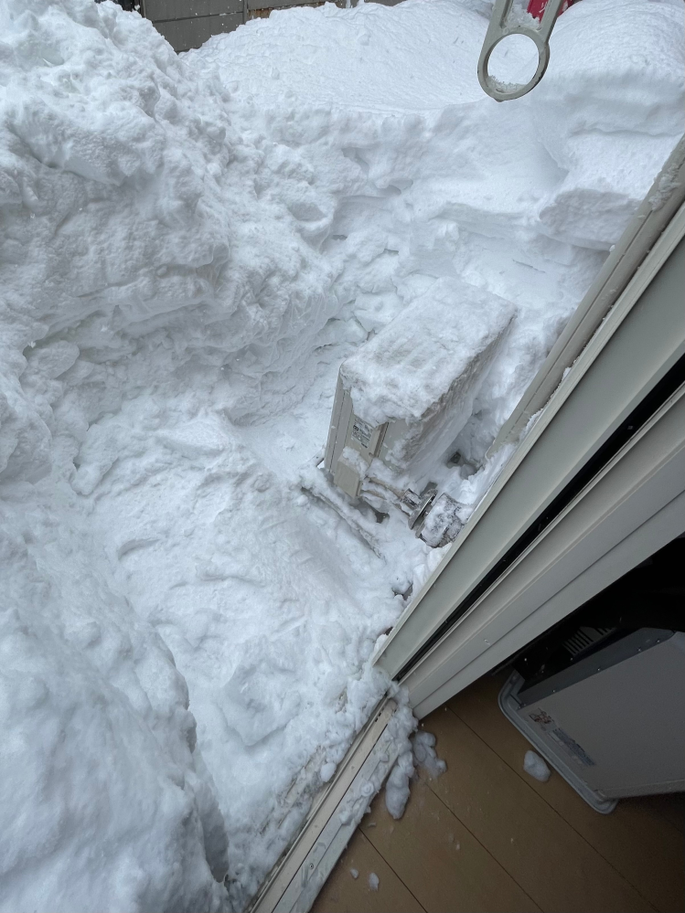 雪国に住んでいます。暖房の効きが悪くて調べたら室外機が埋もれている 