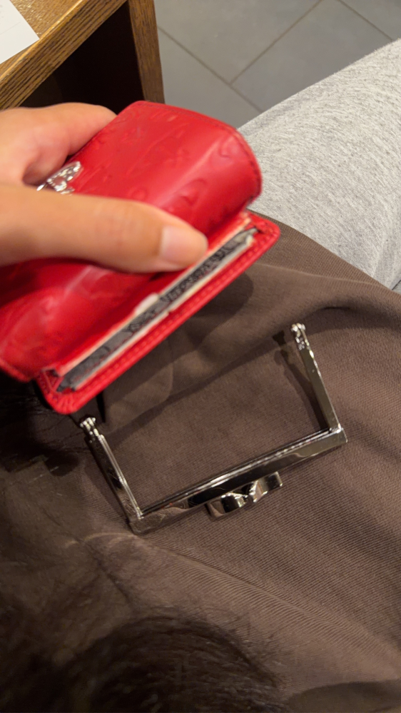 このヴィヴィアンの財布買って半年で壊れました。値段は確か7~8ぐらい