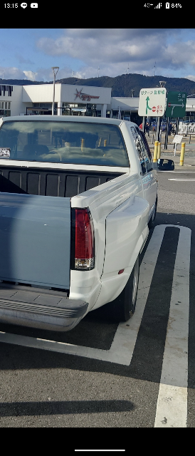 車検 保安基準について質問です 画像のシボレー1500なのですがリアフェンダーにサイドマーカーが付いています、これはスモール連動で点灯するようになっているのですが、車検には通らないと聞きました。 そこでこのマーカーを点灯する今のままで車検に通す方法はありますか？ ①6mを超えるトラックの場合後部マーカー(赤)が2個必要、後端から1m以内、後部マーカー(側方灯？)として通す ②リアフォグとしてスイッチ別途に噛ませて通す ①②のどちらかの方法でも可能でしょうか？