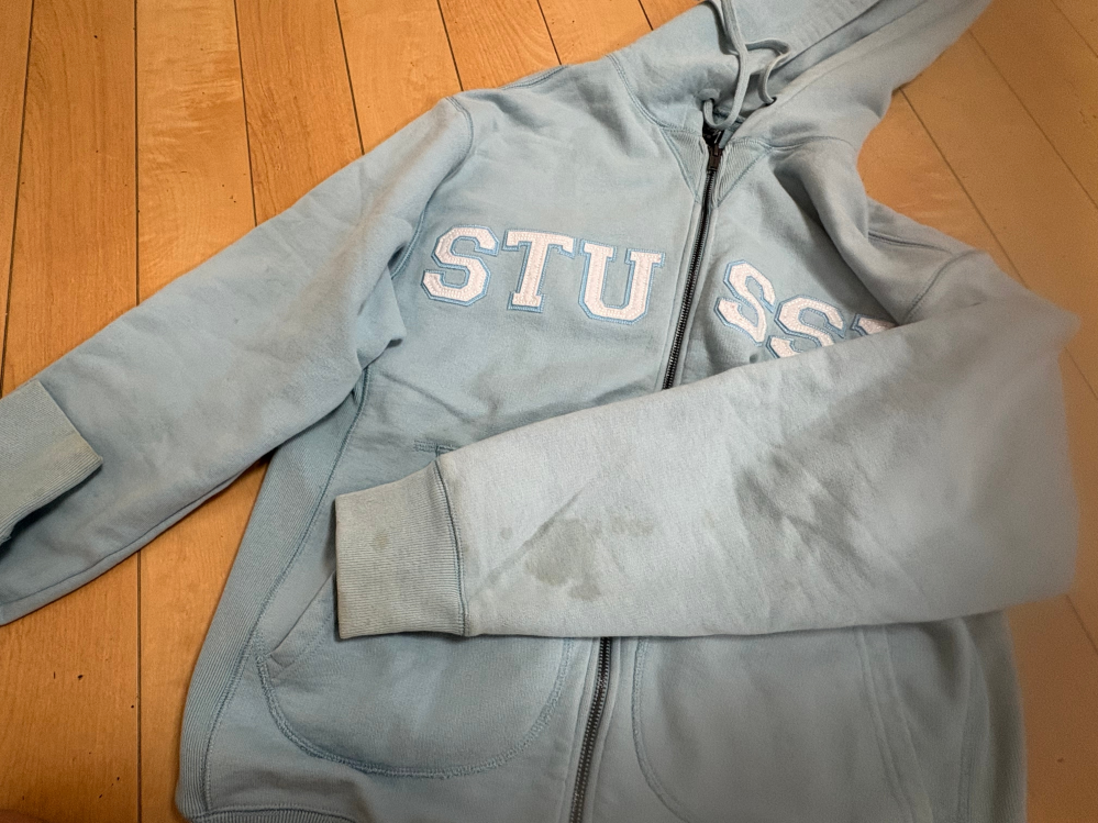 メルカリで3万の服を買いました。商品説明には目立った傷汚れはない 