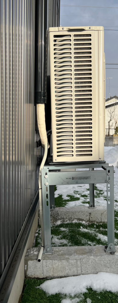 エアコンの室外機について質問です。エアコンの室外機が家側に傾いて 