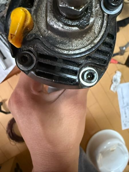 日立 WF4H2 高圧ねじ打ち機 ※差込口にエア漏れが少しあり【市川行徳店】【店頭取引限定】【中古】管理番号：ITS7FLRMOF0O HITACHIのビス打ち機WF4h2の写真のネジとネジの間からエア漏れ