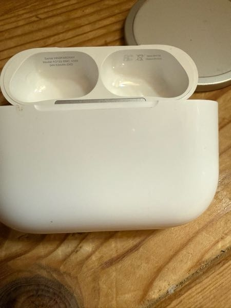 メルカリで購入したAirPodsPro3が届きました。 32000円ほどでした。 届いたのですが、本物ぽいのですが偽物ぽいです。 本物に見えますか？ 接続したら、AirPodsPro♯2となります。 AirPodsサポートにはAirPodsPro3と表示されます。 ケースの音も少し汚い感じです。 ちなみにAirPodsPro2を持っているのですが、使い比べてみると、まず、タップしても次の動画に飛べないです。 使い方が違うのかもしれませんが…。 あと、パッケージ？にJANコードないです。、 本物ですかね、偽物にしか見えないです…