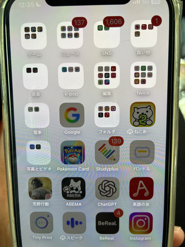 大至急お願いします（ ; ; ） 今日の朝突然使えなくなりました。 昨日は1日中使ってて寝落ちしてしまい、朝までつけっぱなしでした。 アプリボタン押せないです...。 再起動しようと電源切ろうとしても切れないです、 これは壊れましたかね、、？