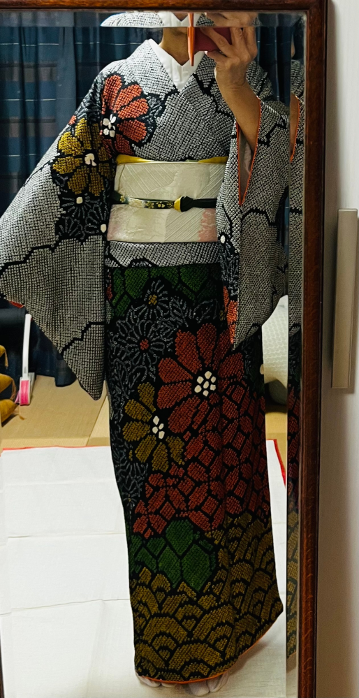 Ditaの浴衣の夏の牡丹重ねと大正ロマン牡丹寄せの二つで迷っています