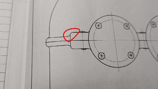 CADで機械製図してるんですけど、赤丸で囲ったRからRに繋がるようなところで、右のRからつくるか左のRからつくるかで形が変わってしまいます。このRをつくる順番ってJISで決まってますか？ プロの方たちはつくる順番をどう判断しますか？