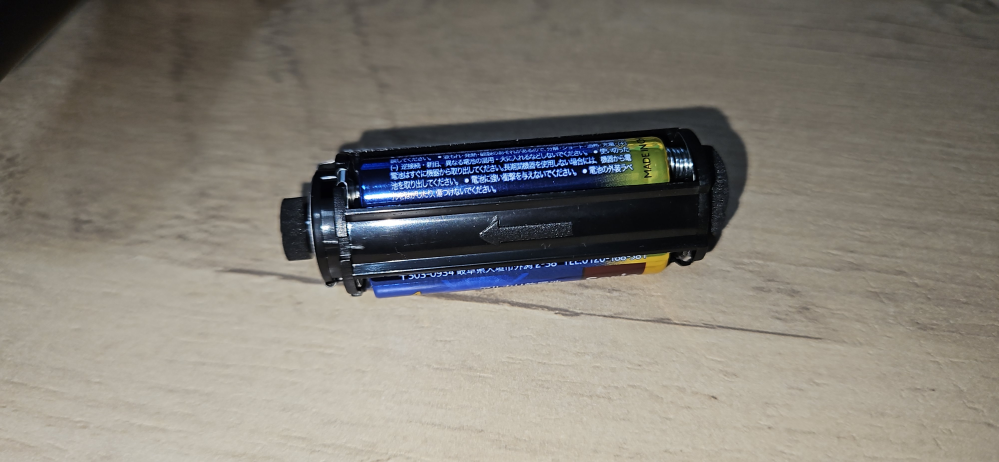 HANAのペンライトに電池を入れて付け､ - 横にして写真を撮っていた