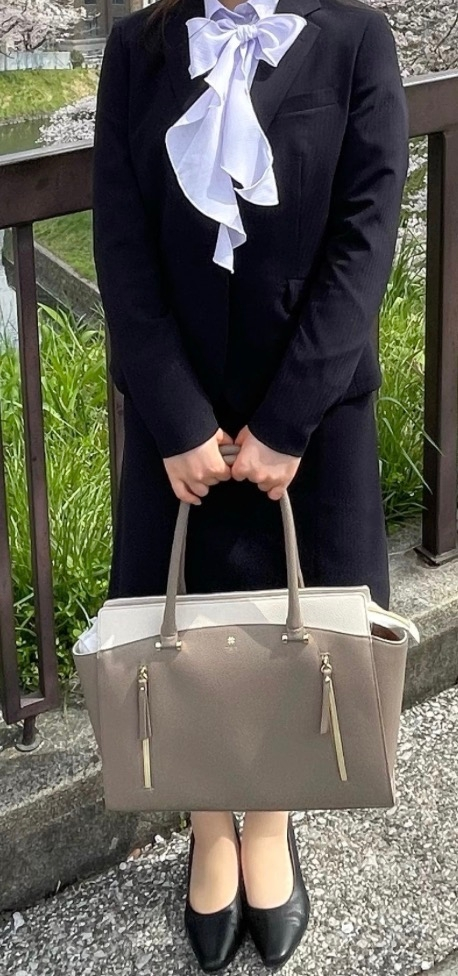 春から聖心女子大学の者です。入学式や最初の授業の1ヶ月は制服で着用 