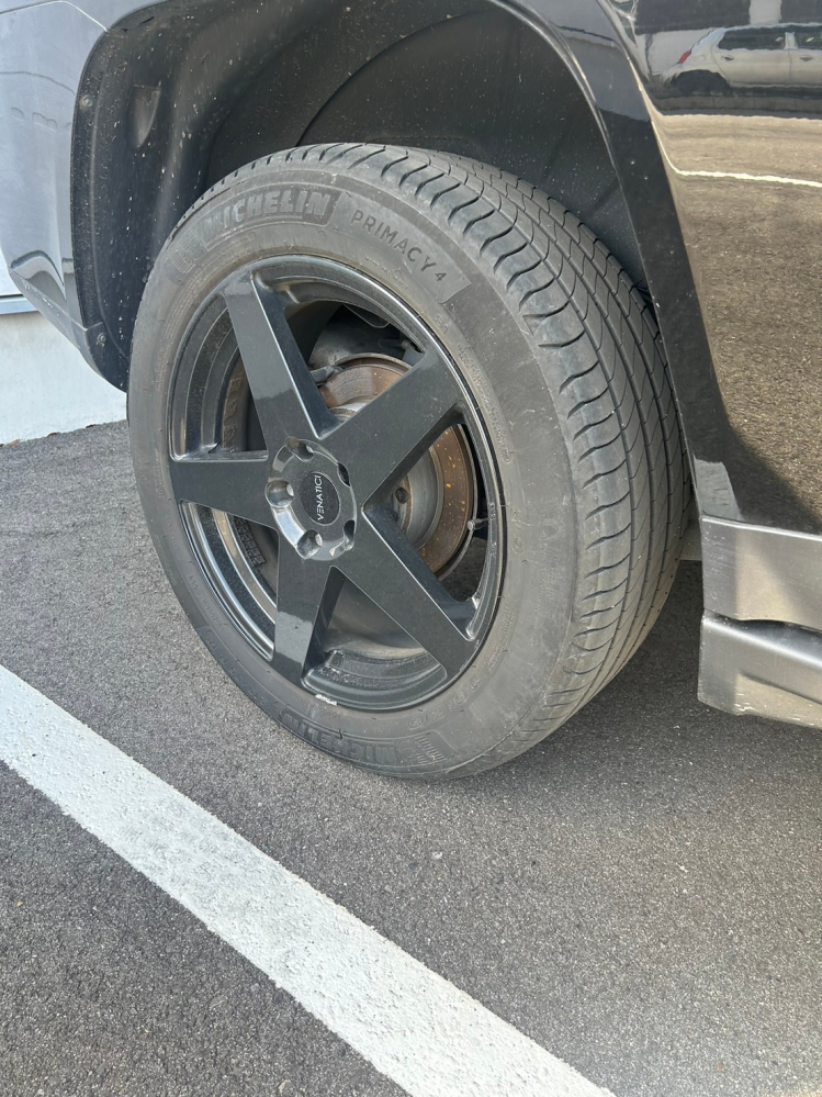 つい1週間前に普通車で釘を踏んでパンク修理をしてもらいました。空気も入れてもらい確実に空気漏れてはないと思います。空気圧点検もしてもらいました。 私が異常なほどの心配症です。釘を踏んだタイヤが若干空気漏れがしているのではないか？と感じています。 経済的にタイヤ交換するのは一ヶ月先になります... 考えすぎてそう見えているだけかも知れませんが、画像を添付するので見ていただけるとありがたいです。