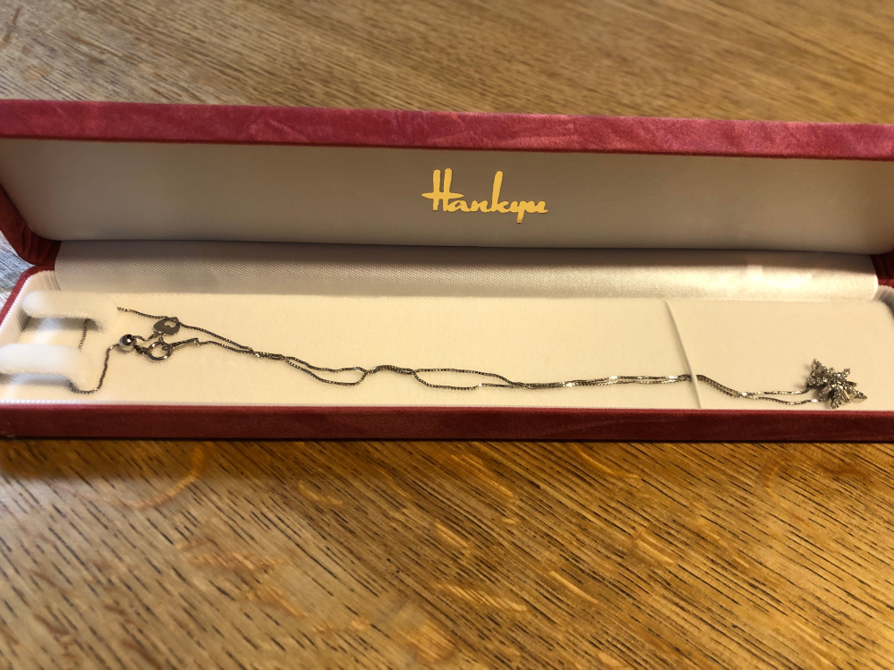 写真のネックレスについて質問です。母の遺品を整理しているとき