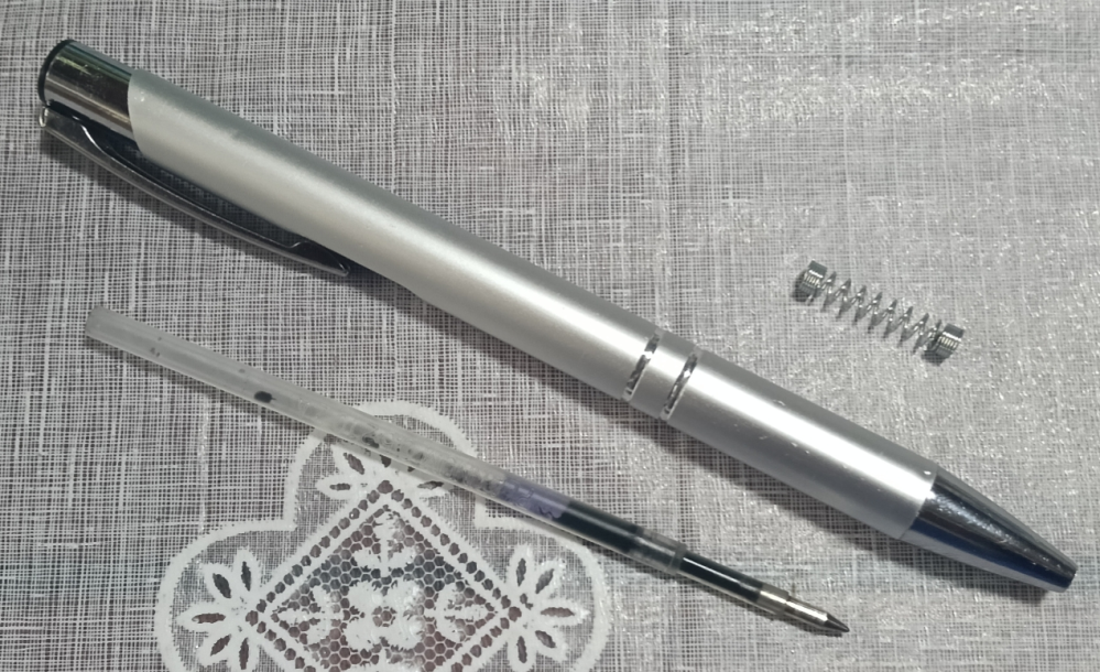 ボナンペンの真鍮金具とアルミ金具は重さ以外でどのような違いがあ