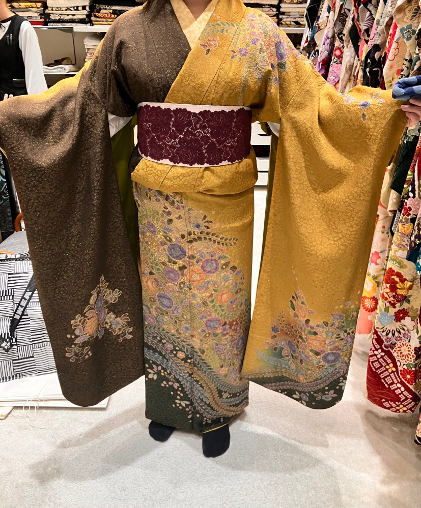 Ditaの浴衣の夏の牡丹重ねと大正ロマン牡丹寄せの二つで迷っています