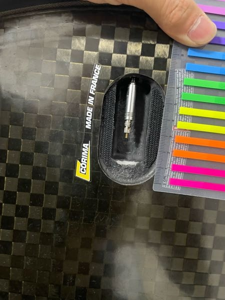 ロードバイク、ttバイクのディスクホイールについて質問です。 空気を入れようとしたのですが、バルブがディスクの奥にあり、ポンプヘッドが物理的に届きません。 仏式バルブで、通常のフロアポンプでは差し込めない状態です。 この場合、 バルブエクステンダーが必要なのでしょうか？ それともディスクホイール専用の空気入れ（アダプター等）が必要ですか？(今持っているのがフレンチバルブ用の空気入れなので、その空気入れだけでどうにかしたいです) 実際にディスクホイールを使っている方、 確実に空気を入れる方法を詳しく教えてください。