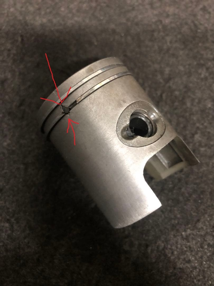 2ストバイクのピストン不具合について画像を確認頂きたいのですが赤