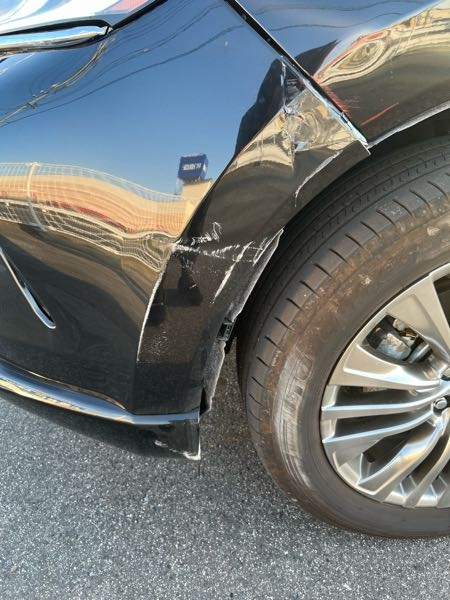 新車のハリアーをコンクリートにぶつけてしまい写真の損傷...』 トヨタ 