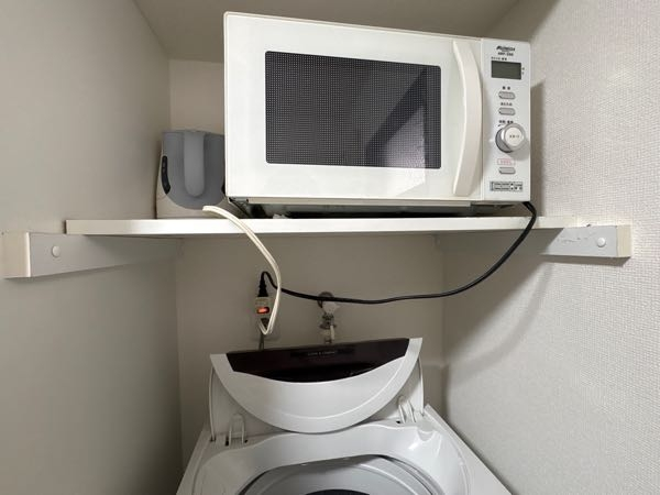 部屋の模様替えで電子レンジを洗濯機の上の台に置きました。置い 