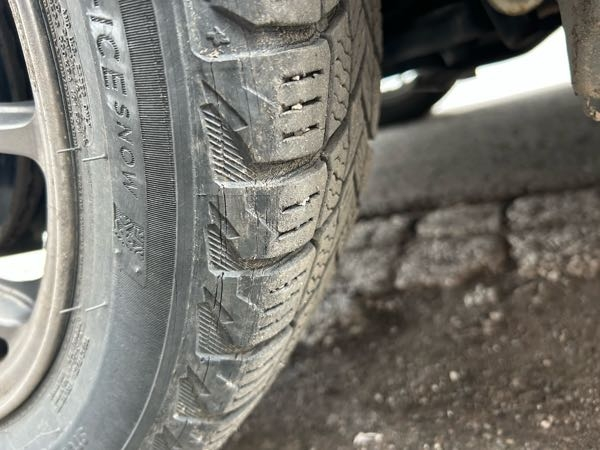 ミシュランのスタッドレスタイヤです。 - 左右のフロントタイ 