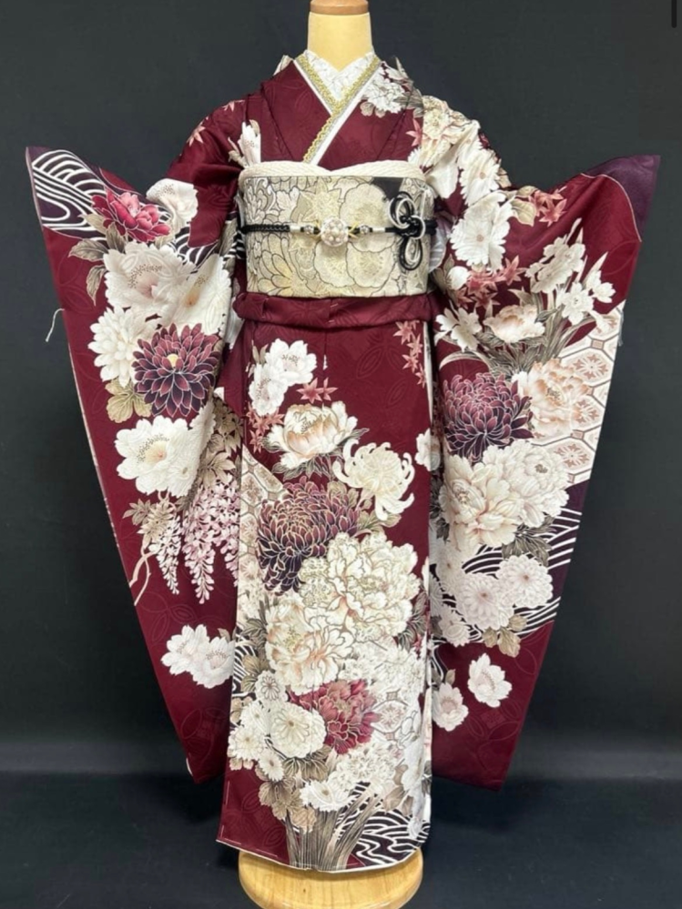 この振袖どう思いますか？？メルカリで販売されてるのですが、振袖って 
