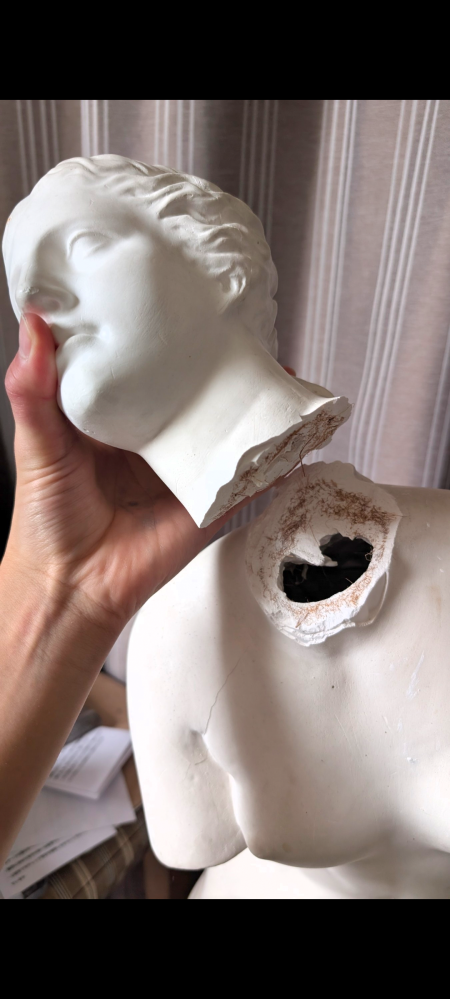 急募】メルカリで購入し届いた石膏像の首が折れていたのですが、接着 