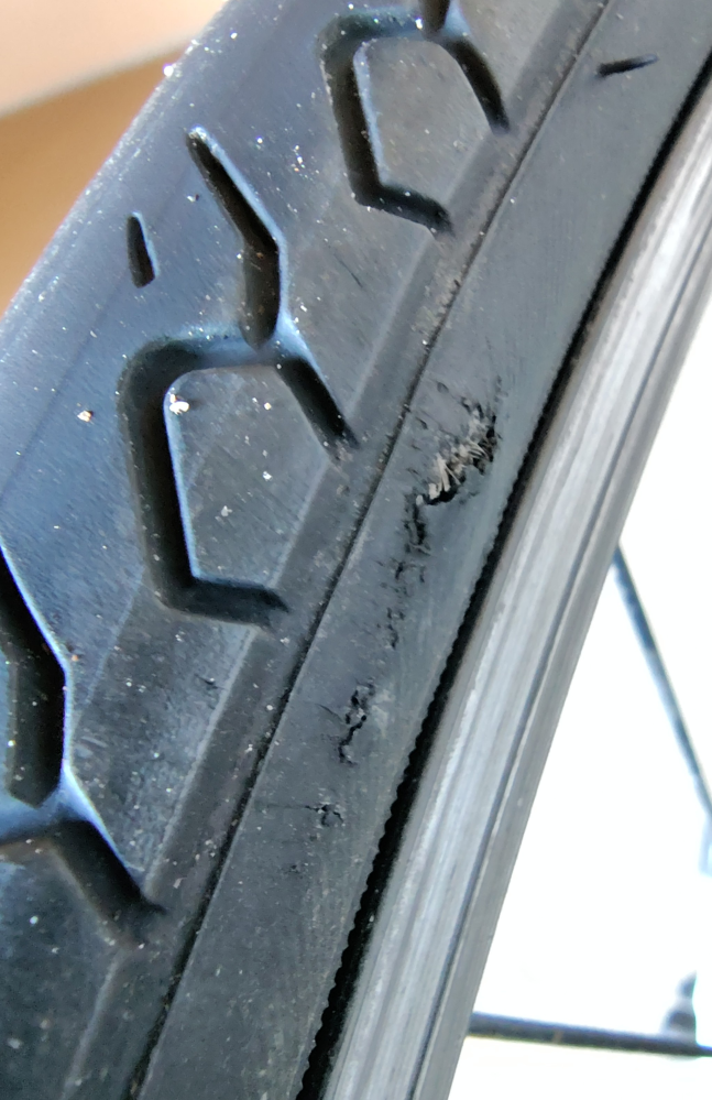 タイヤ交換した方が良いでしょうか？クロスバイクに乗っています。先日 