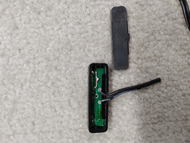 車内に付いていた部品？について車内の小物入れのところに画像の部品 