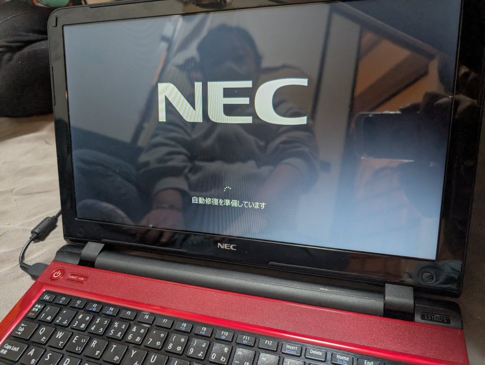 1ヶ月前にpcを初期化したのですが初期化中の98%の画面から一