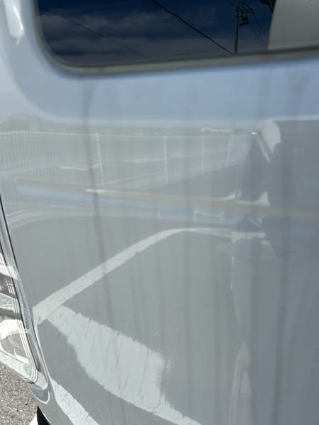 白い車を購入したのですが（正しくはメタリックベージュ）車体に黒い線 