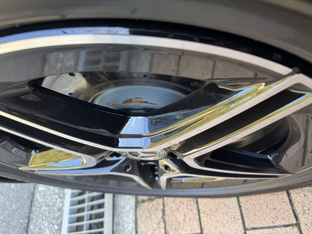 このタイヤの中にある錆びている部分はなんという名称でしょうか？また 