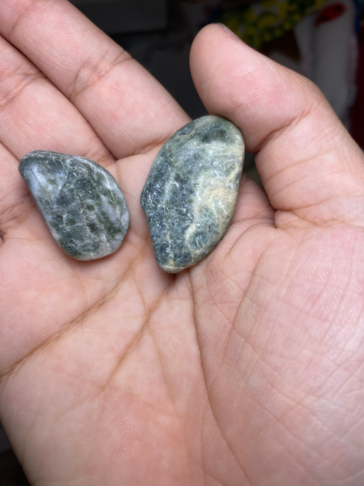 光を透過する石 この石は糸魚川市で採った石です。この石は表面に結晶が散りばめられて