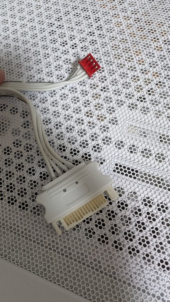 PCを弄っていたら謎の余剰ケーブル（SATA to 4pinメス）が出てきたのですが、これはどういった用途で使うケーブルなのでしょうか？