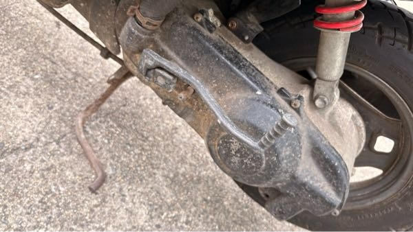 汚いけど汚れもある 原付のクランクケースがサビ？汚いです。ワイヤーブラシで擦って