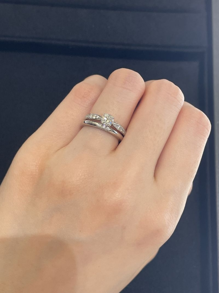 婚約指輪について
 
 予算35万程度です。
 ずばり貰うなら
 
 ①ティファニーのシンプルなソリティアリング ②ノーブランドでルースやリングのデザインを自分で選ぶ どちらを選びますか？
 
 私個人的には添付の写真のように（拾い画像です）結婚指輪と婚約指輪を重ねてつけてみたいのと、1粒ダイヤの周りにエタニティのように多少キラキラする感じが良いのですが、それをティファニーで叶...