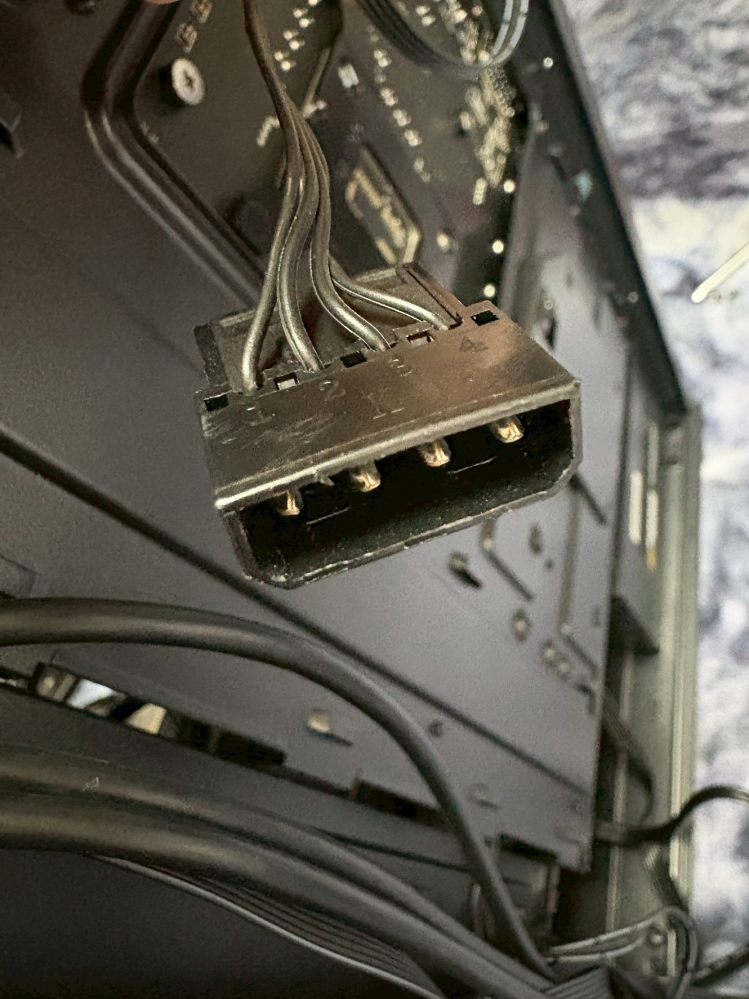 PCケース+ケースファン+マザボ+電源 自作PCのケースファンの電源を接続できず困っています。画像のような