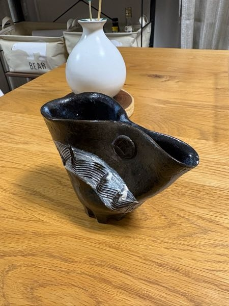 この形の一輪挿しはどのように飾るのですか？ - 花をそのまま入れると