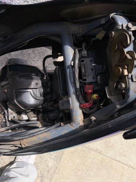スーパーディオZXについてです。CDIを交換しようと思ってメットインを