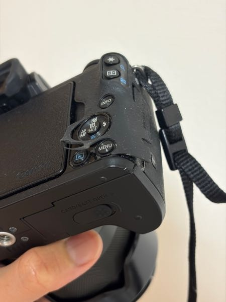 液晶故障あり Canon EOS Kiss M デジタル一眼レフカメラ CanonのEOSKissMを長年使用しているのですが、数ヶ月前からグ